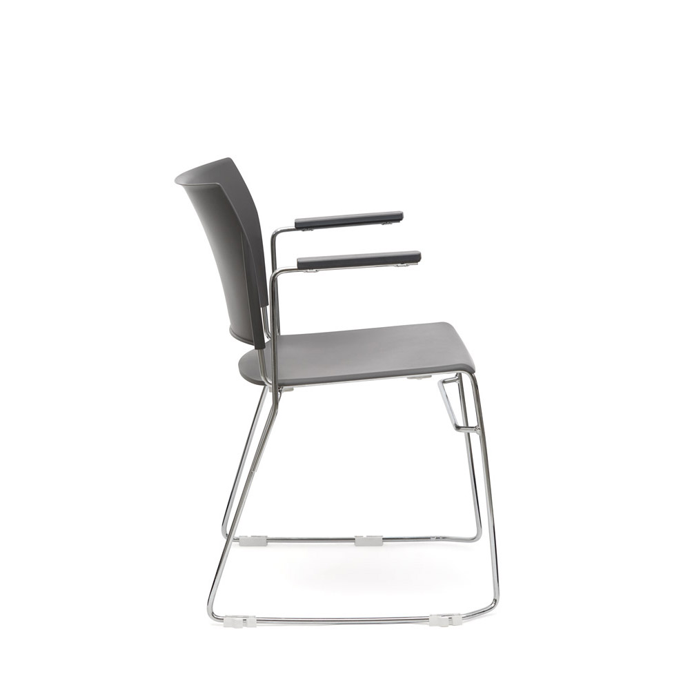 1902B_GRCR_enc_YOG_cad_assento_encosto_baixo_bracos_injetados_polipropileno_grafite_estrutura_aco_cromado_04 jpg