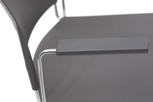 1902B_GRCR_enc_YOG_cad_assento_encosto_baixo_bracos_injetados_polipropileno_grafite_estrutura_aco_cromado_08 jpg