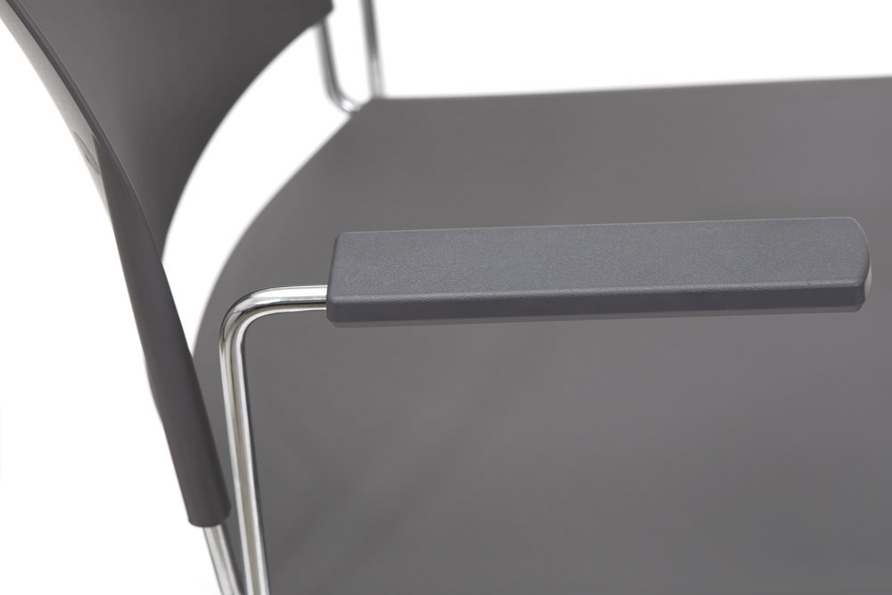 1902B_GRCR_enc_YOG_cad_assento_encosto_baixo_bracos_injetados_polipropileno_grafite_estrutura_aco_cromado_05 jpg